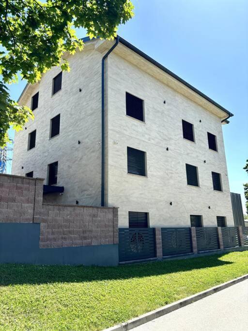 Vila Moste 2 - Free Parking & Pool, Ev Station 류블랴나 외부 사진